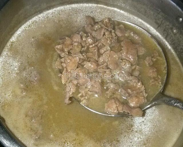 大火将牛肉煮熟