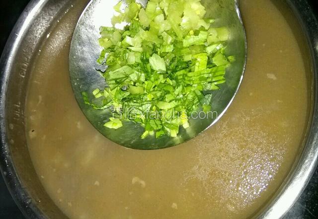 加入芹菜末拌匀，香喷喷的牛肉粥就好了