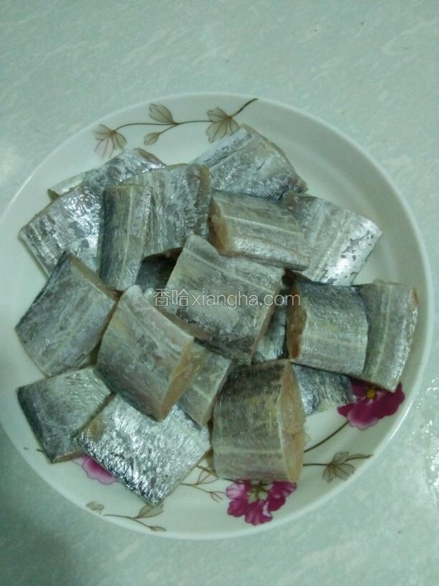带鱼切段，洗干净后加入适量的盐.料酒.胡椒粉腌制半小时