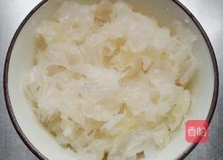 银耳莲子羹的做法图解1
