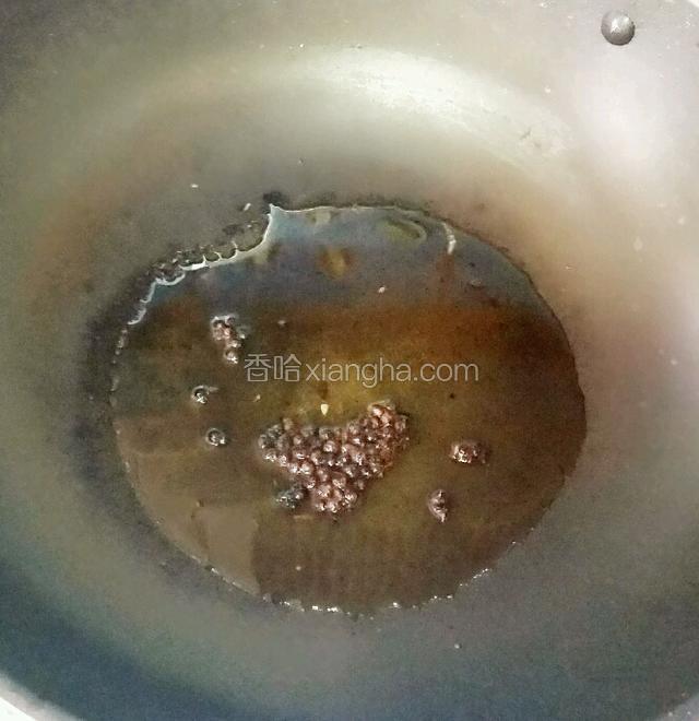 热锅凉油放花椒炸出香味捞出不要