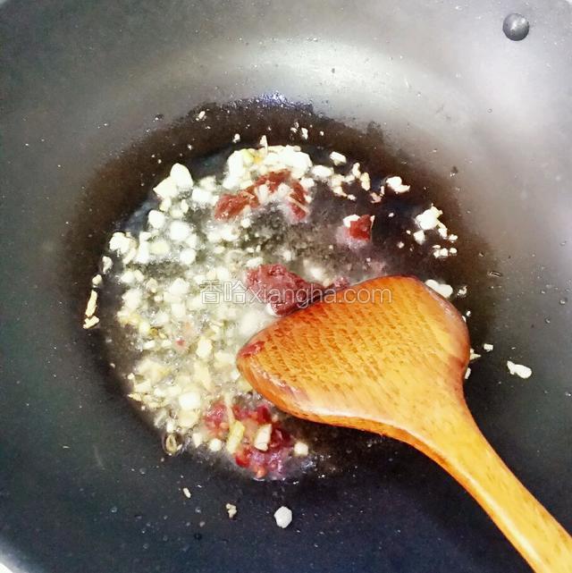 加入郫县豆瓣酱炒香