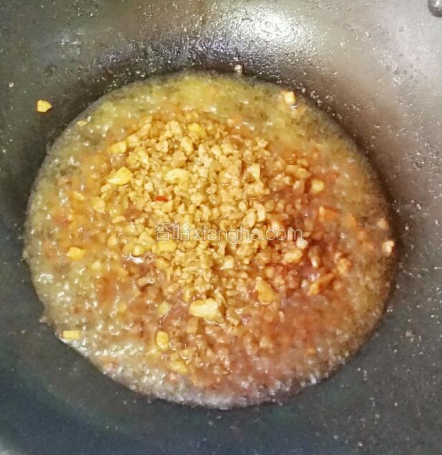 倒入肉碎翻炒，依次加入盐，十三香，料酒，炒至肉碎变色倒入半碗水