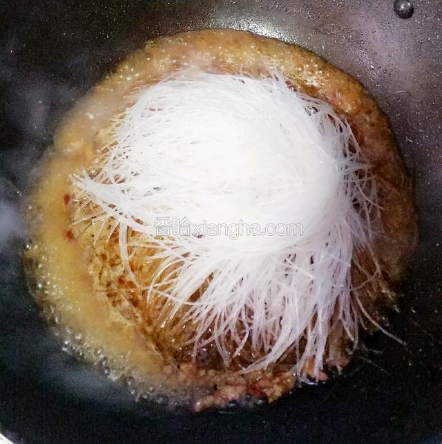 倒入提前沥好水的粉丝