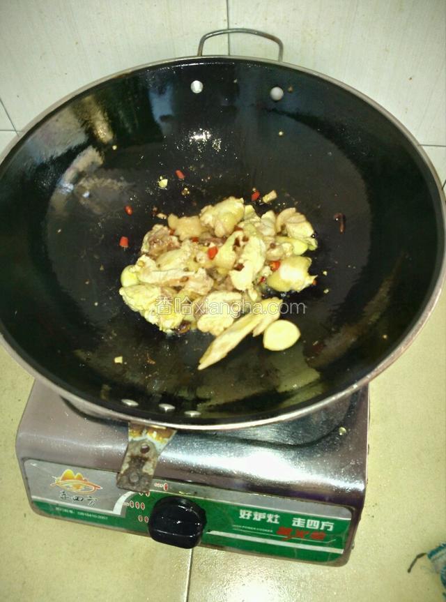锅内放油，烧热！下入辅料煸炒出香味，然后下入三黄鸡，白酒，炒出水！