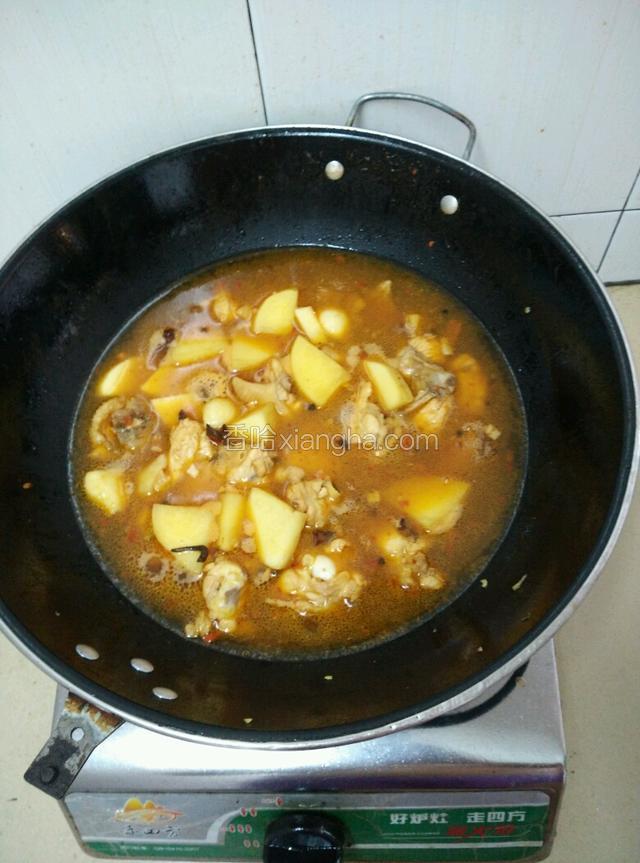 锅内放水，没过食材，盖上锅盖文火煮！
