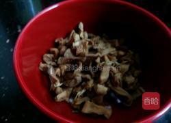 苦瓜冲菜炒肉片的做法图解1