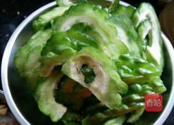 苦瓜冲菜炒肉片的做法图解2