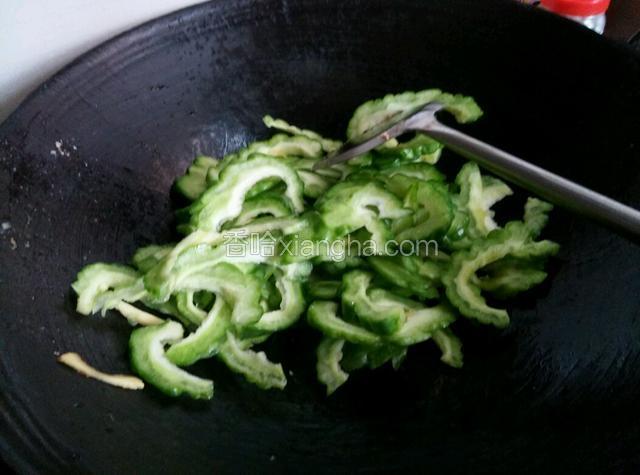 苦瓜和姜丝下锅翻炒，感觉有点干记得洒水炒