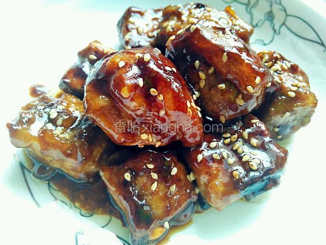撒上一些白芝麻，口感好，色泽也鲜艳。喜欢蒜末和葱花的可以撒蒜末和葱花，这个根据个人喜好添加。