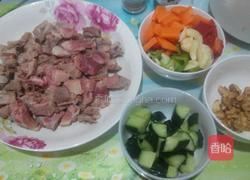 核桃干煸鸭丁的做法图解3