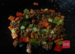 核桃干煸鸭丁的做法图解6