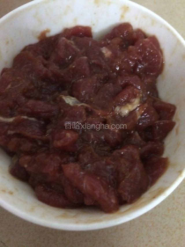 牛肉依次加入水淀粉盐糖蚝油生抽孜然粉腌制半小时入味…