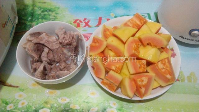 龙骨煮开水烧七成熟,捞起备用,木瓜切方块.备用