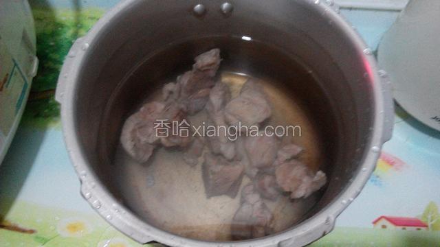 把七分熟龙骨放入高压锅,加六成水,盖上锅盖,锅上汽后煲十五分钟,