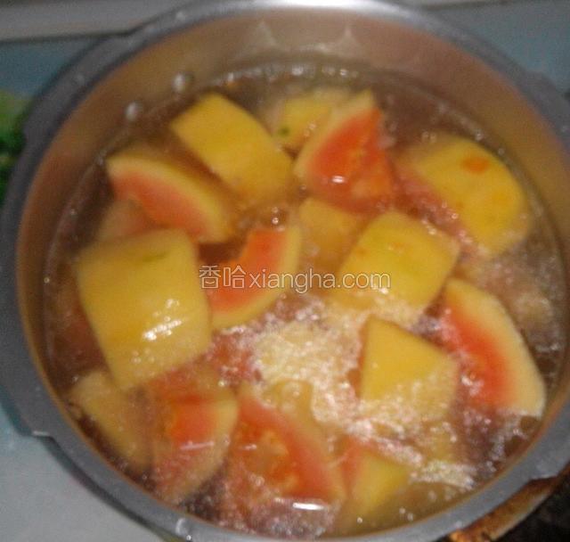 十五分钟后,等高压锅下气,打开盖子,倒入木瓜,煮八分钟.