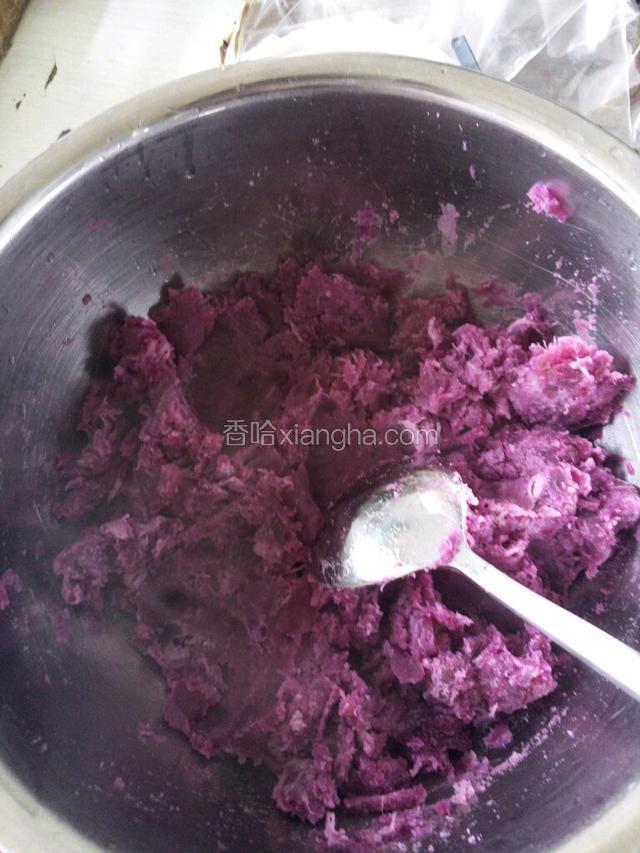 将紫薯切块蒸熟碾碎成泥