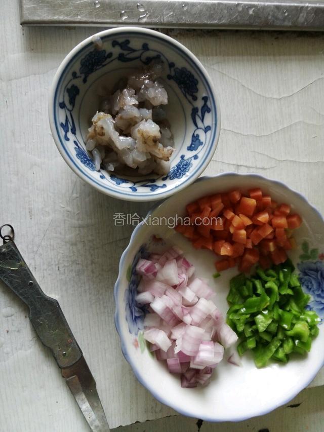 青椒，胡萝卜，洋葱，虾全部切丁
