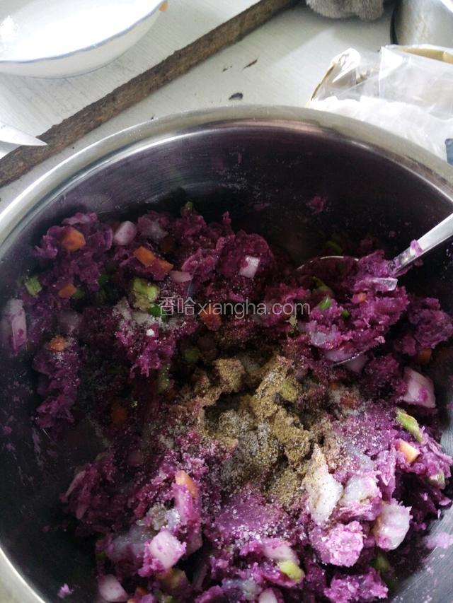 将切好的蔬菜丁和虾倒入紫薯泥中，加上黑胡椒粉和盐拌匀