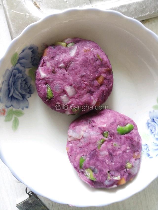 取出一部分揉成团再压实成为紫薯饼