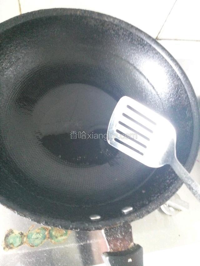 锅内倒少许油