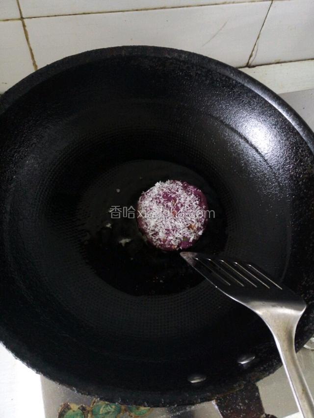 放入紫薯饼煎至两面金黄，蔬菜熟了就出锅