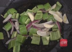 素炒小黄蘑的做法图解5