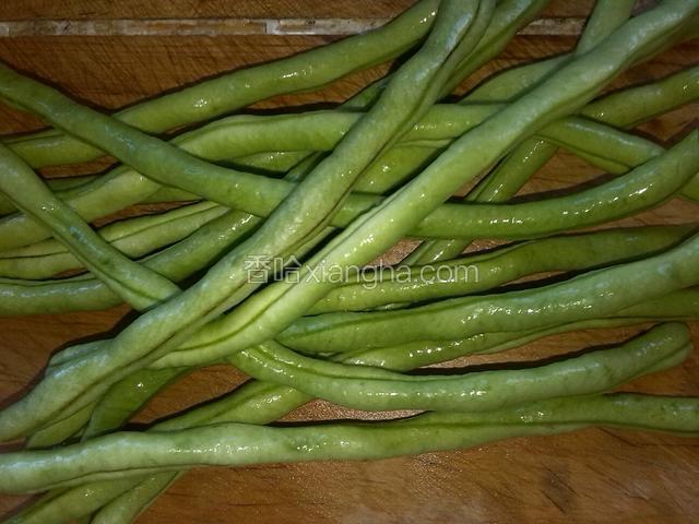 豆角择去豆筋洗干净