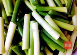 腊肉炒蒜苔的做法图解2