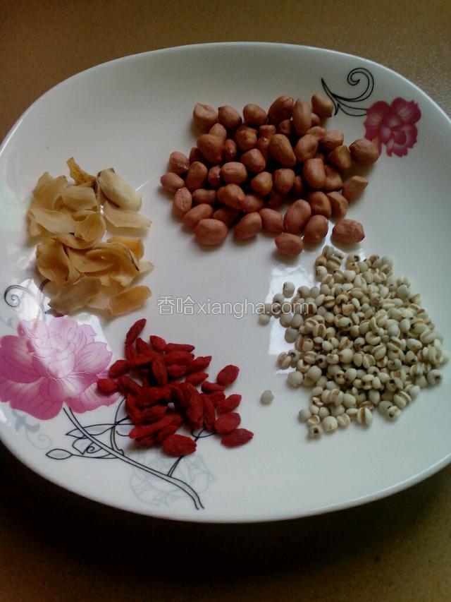 请将以下食材准备好，大米~黑米~黑芝麻~黑豆~薏米~苟枸~红枣~百合~核桃仁~等！