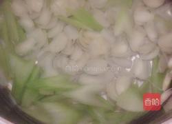 西芹枸杞炒百合的做法图解3