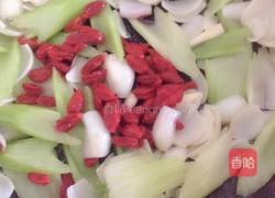 西芹枸杞炒百合的做法图解5