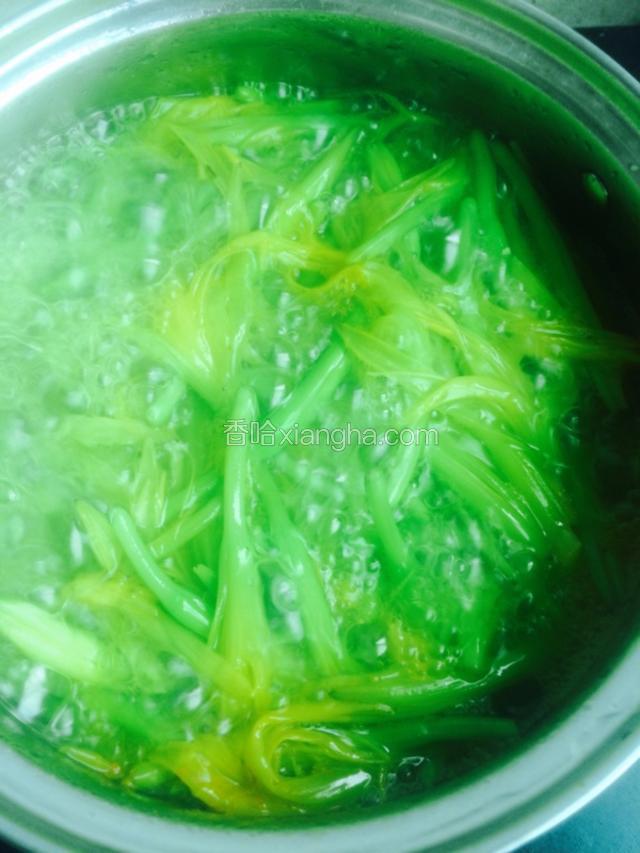 锅里烧开水 把黄花菜煮下