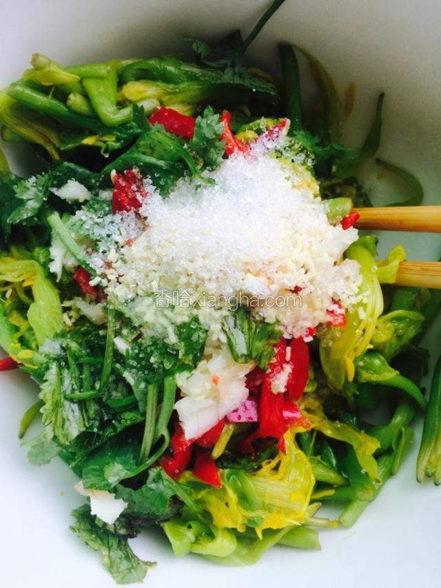 放入盐味精 糖 醋