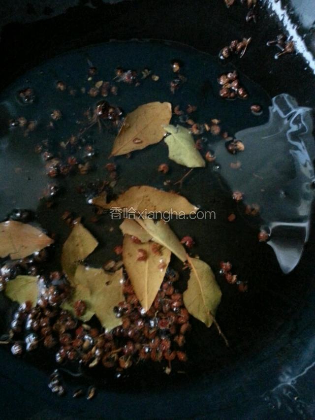 锅里放油，五成热，放进花椒香片煸炒出香味，再放入郫县豆瓣酱炒出红油