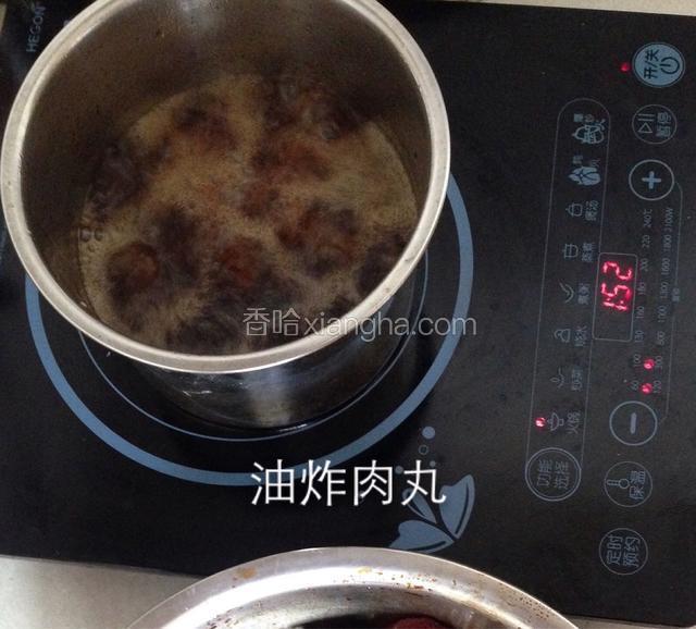 如图所示：电磁炉上置一个油锅，加入多一点的食用油，油烧热后改小火，用勺子或者手把肉馅摔打成圆形后放入油锅里炸，炸至发黄后捞出来沥干油。
因为炸肉圆的时候只有我一个人操作，不方便拍照，所以只能简单拍一张。
