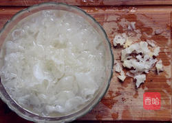 银耳百合莲子羹的做法图解2