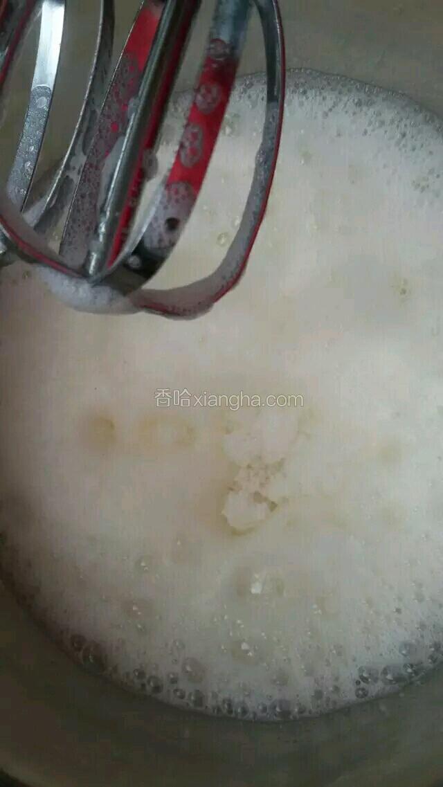 加入第一次绵白糖继续打发（绵白糖分3次加入蛋白中）