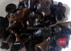 洋葱炒木耳的做法图解1