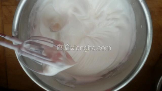 打发好的蛋白，有尖角不弯曲就好了