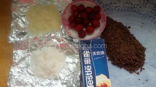 准备淡奶油的食材