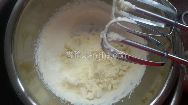用电动打蛋器加入绵白糖，到有轻微纹路，加入高脂奶粉继续打发
