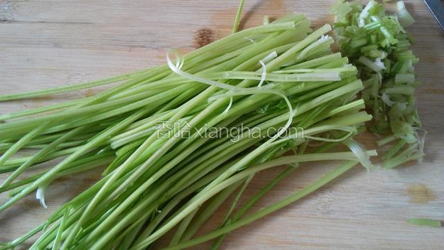 把芹菜择去根和叶，洗净