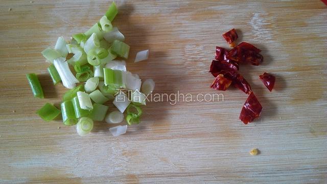 葱切葱花，辣椒切段