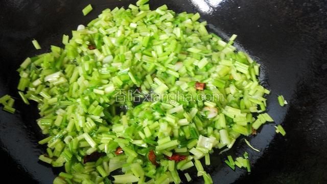 炒出葱香味，放入芹菜丁，炒蔫，放入盐