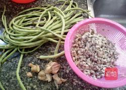 蚬肉炒豆角的做法图解1