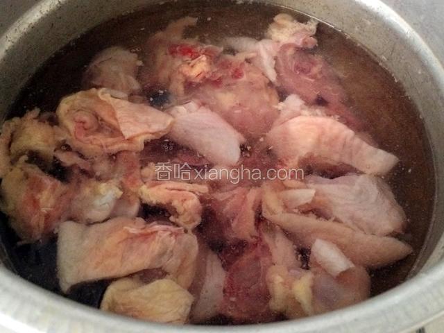 一只带骨鸡腿，请卖家帮助斩小块儿。回家后先清洗一下，再浸泡半个小时，然后捞在锅里，冷水下锅，大火煮开；