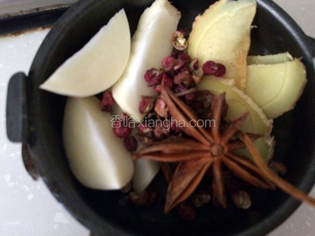 八角、花椒粒、姜、蒜放在料盒里；