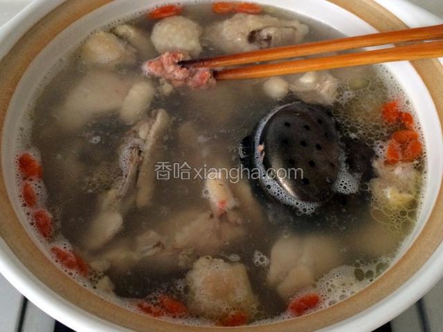 烧开后调小火候，撇去表面的浮沫，里面放一汤匙生抽，半块腐乳，一定要尽量弄碎（其实用腐乳汁做好，没有也就最好放腐乳了）；
