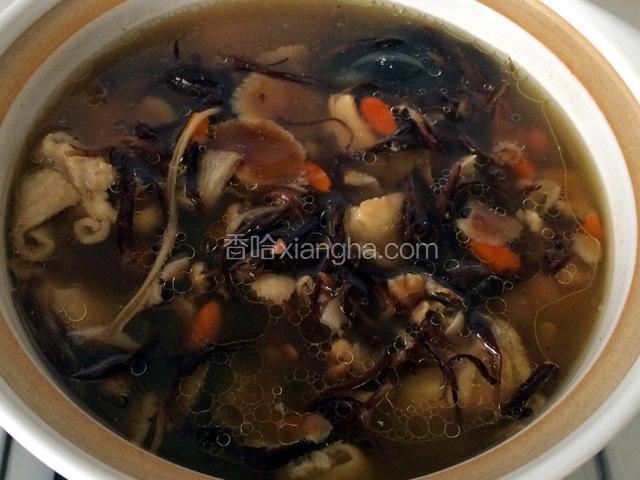 关火前调入盐，适合自己口味即可；